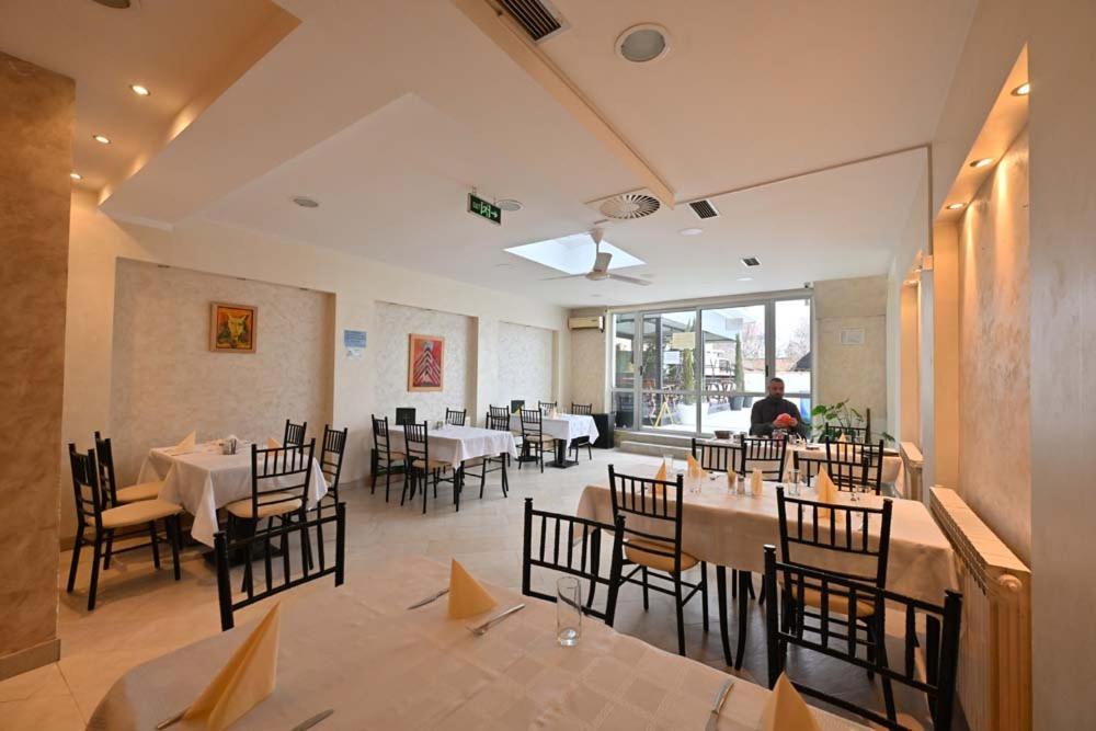 Hotel Tiski Cvet Novi Bečej エクステリア 写真