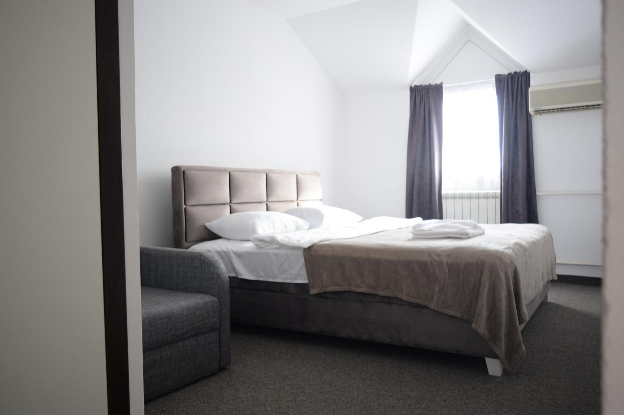 Hotel Tiski Cvet Novi Bečej エクステリア 写真
