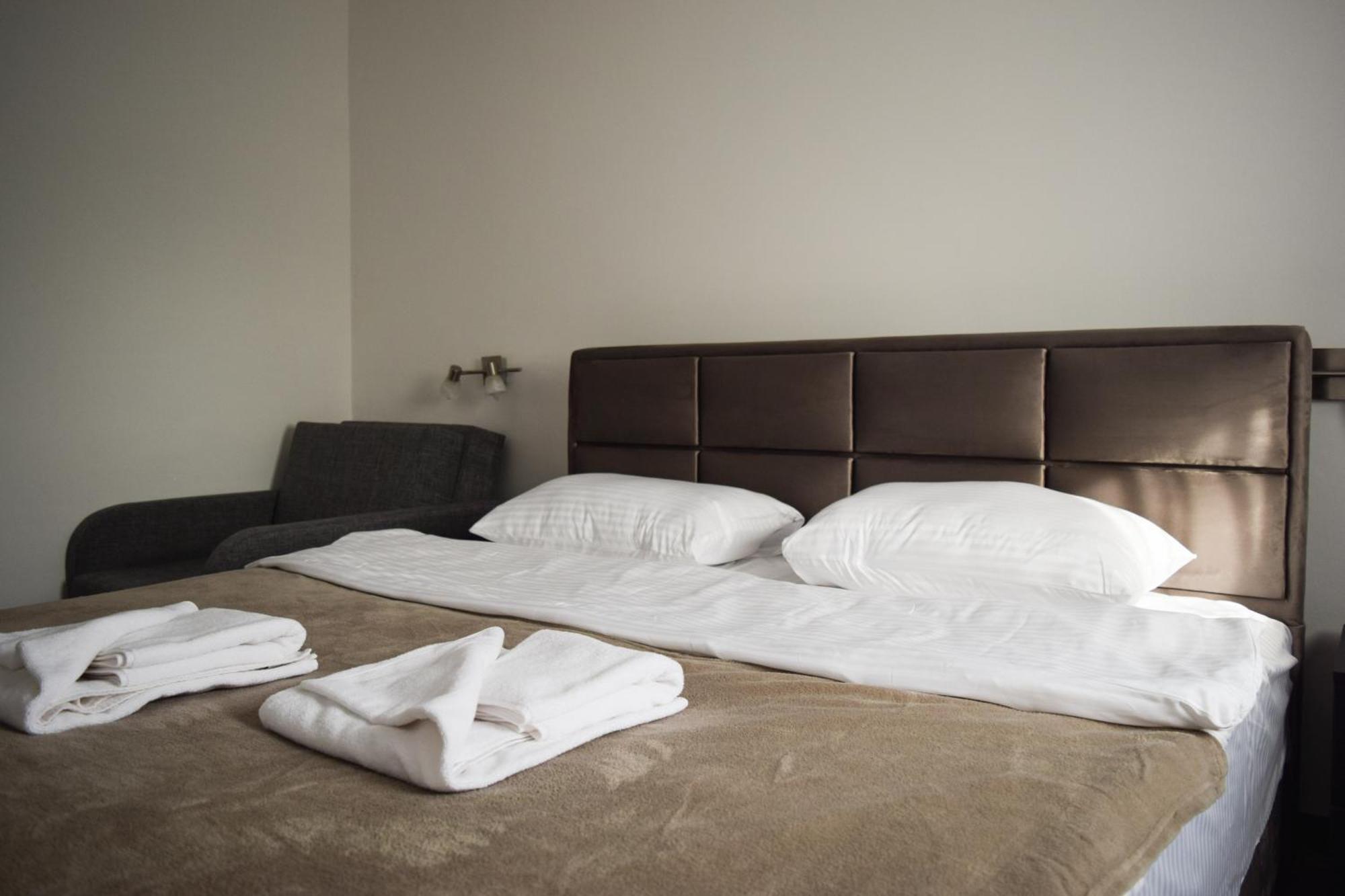 Hotel Tiski Cvet Novi Bečej エクステリア 写真