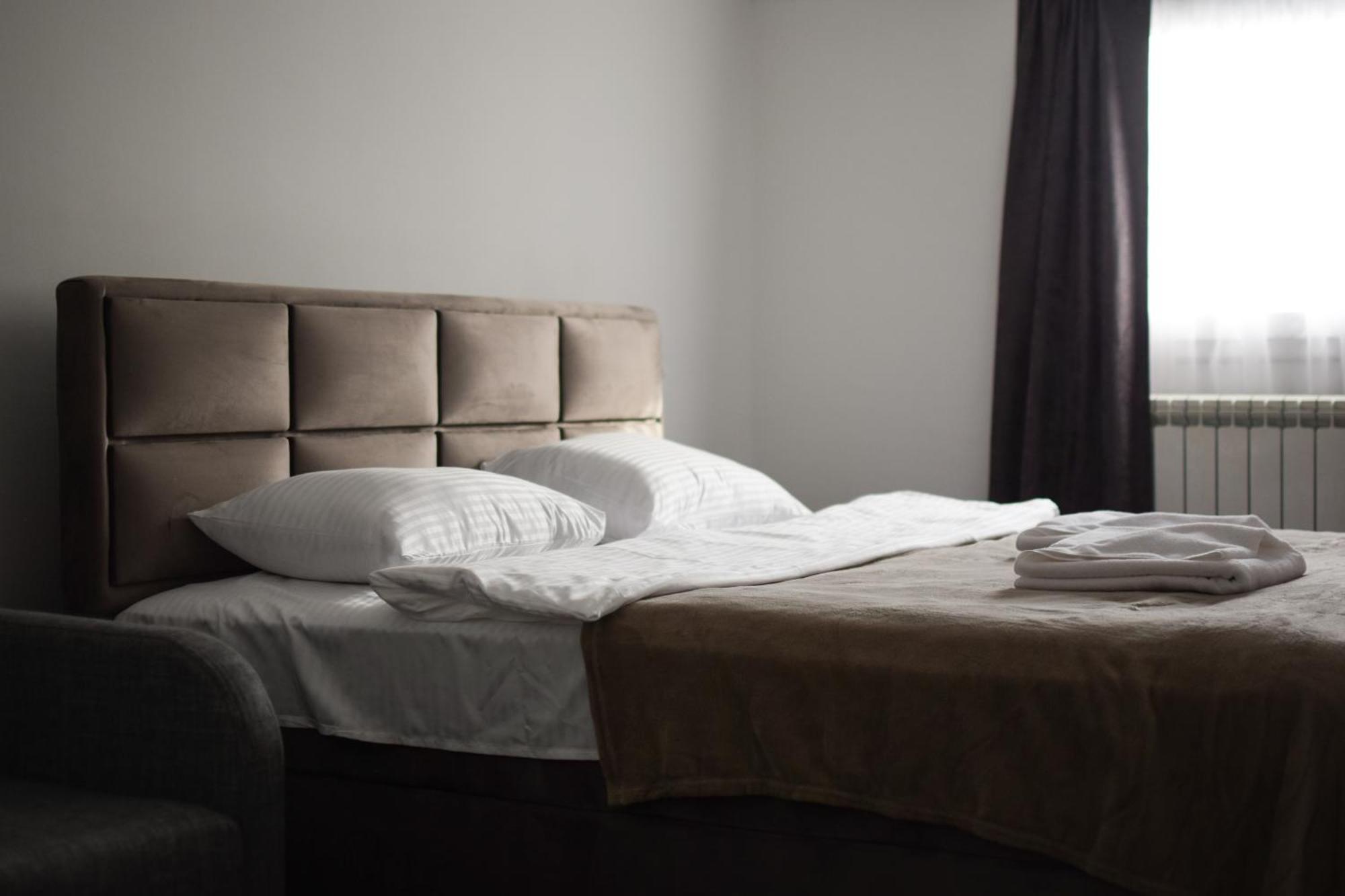 Hotel Tiski Cvet Novi Bečej エクステリア 写真