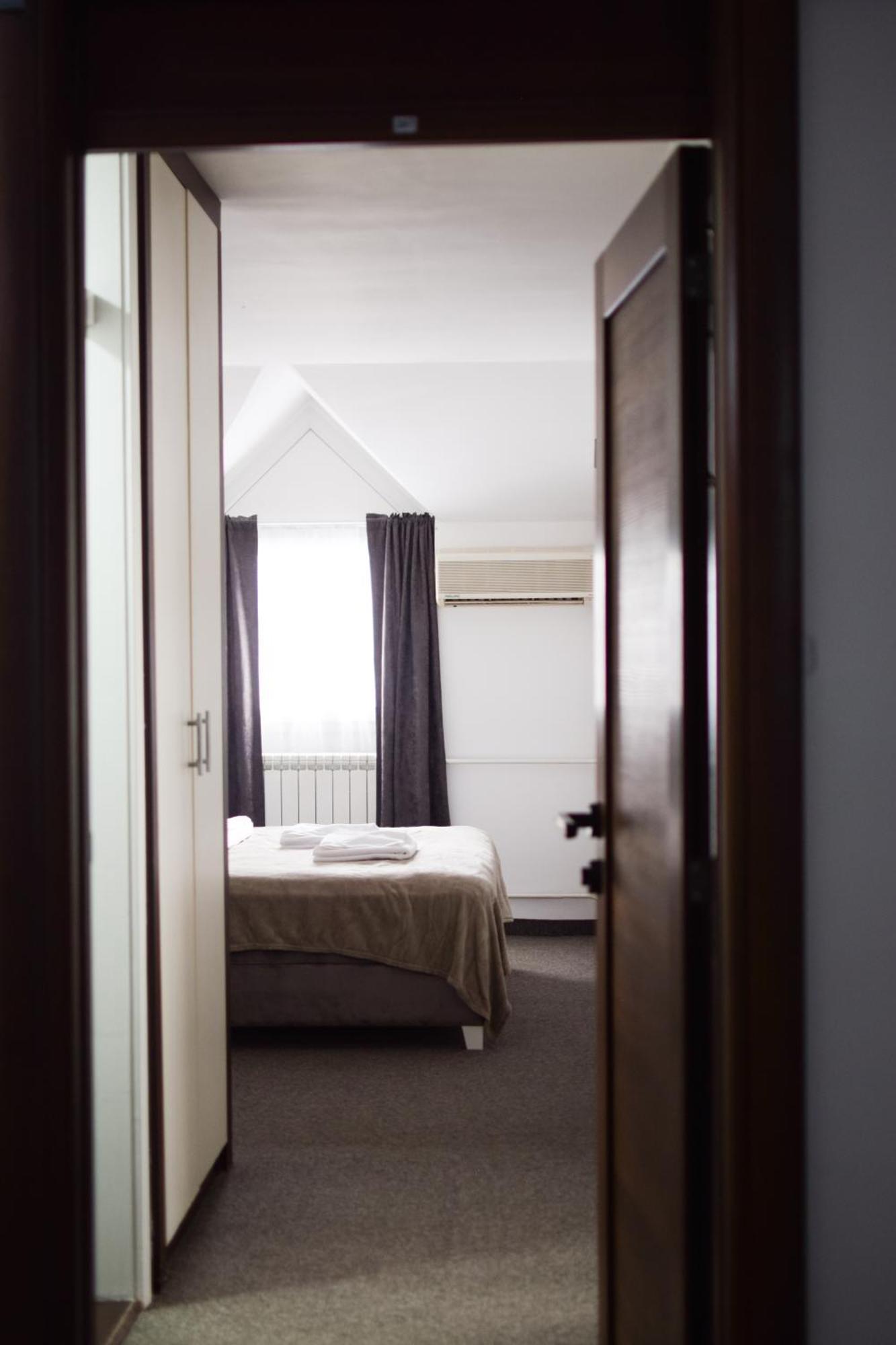 Hotel Tiski Cvet Novi Bečej エクステリア 写真